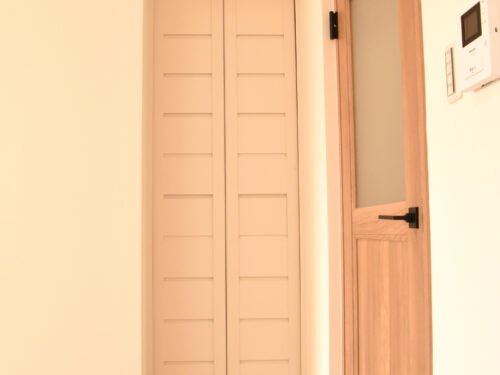 リビングの雰囲気にぴったりの扉の中には実は給湯器が入っております。給湯器が収納されているとは思えないおしゃれなデザインです。