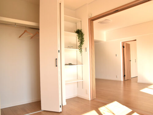 リビング横の洋室は、引き戸を開放してリビングとつなげて広々と使用することも可能です。