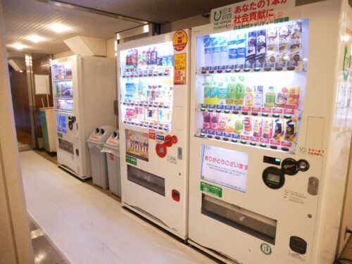 エントランスホールには自動販売機が設置されております。