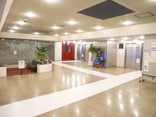 共用部のロビーは、大きな管理室もあり、ホテルを思わせる空間となっております。