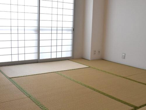 明るい陽の光が差し込む和室。畳は新しいものに取り替えております。