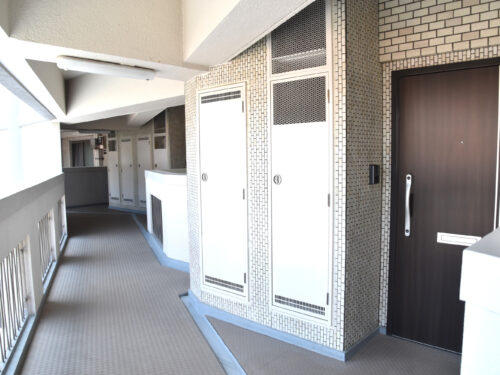 玄関前の共用部分の廊下も、開放的で明るい空間となっております。
